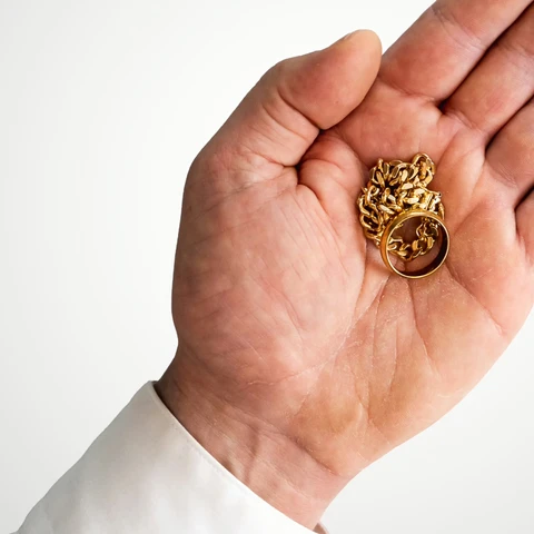 Pieza de oro 18K de referencia, 29 gramos, en la mano de un cliente