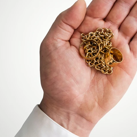Pieza de oro 18K de referencia, 90 gramos, en la mano de un cliente